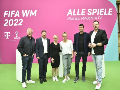 Fußball-WM in Katar: Telekom stellt Programm von Magenta-TV vor - Das Magenta-TV-Team zur WM 2022: (v.l.) Johannes B. Kerner, Arnim Butzen, Anett Sattler, Tabea Kemme, Michael Ballack und Wolff Fuss - Foto: Deutsche Telekom